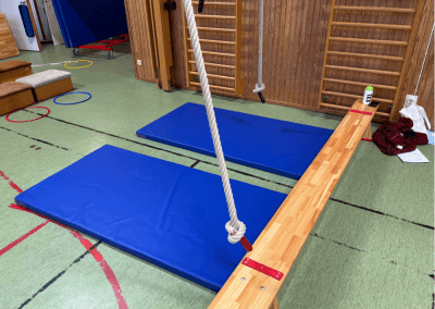 Hinderbana i gympasal – En station med rep och mjuka mattor som tränar armstyrka, koordination och mod. Barnen kan svinga sig från repet över till andra sidan, precis som en apa i djungeln.